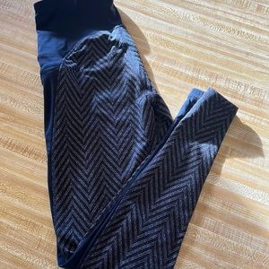 Workout leggings with two zipper pockets